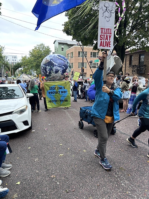 willystreetfairparade7